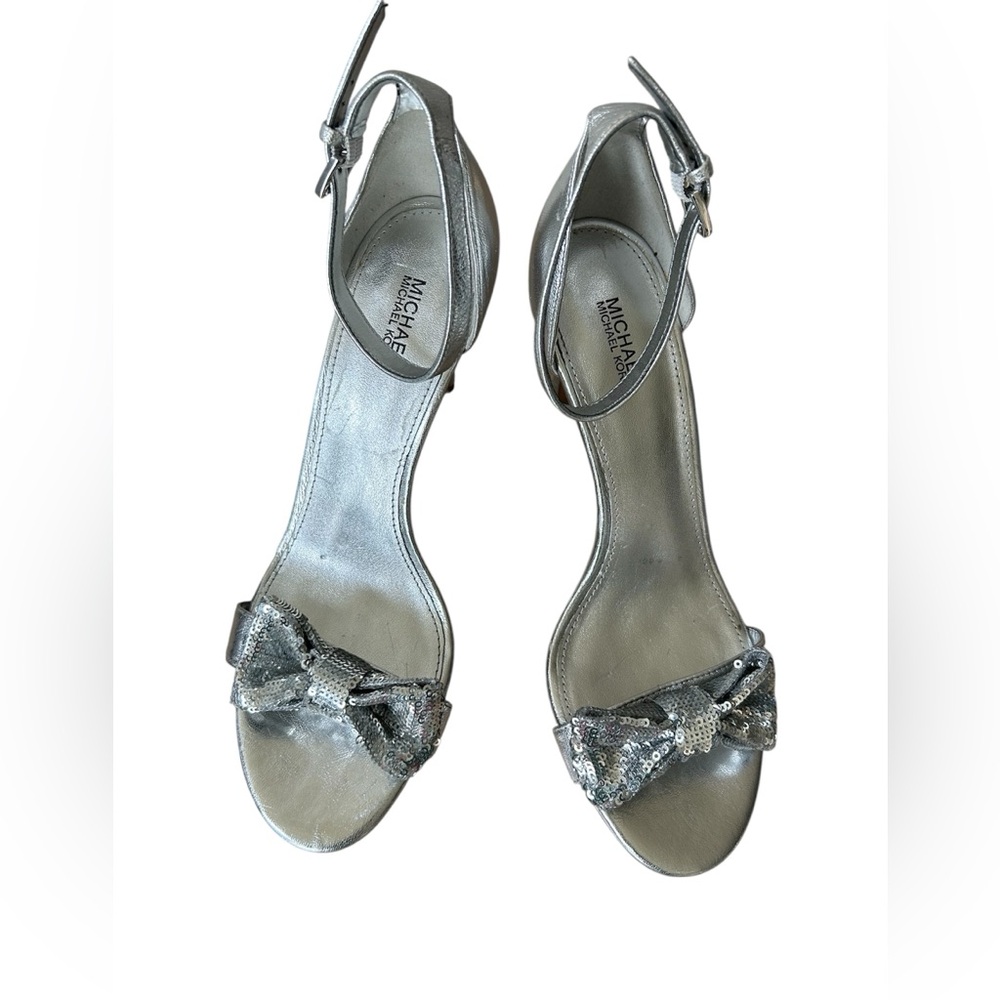 Michael Kors Metallic Silver 4” Heels with sequins Bow size 9 - Picture 3 of 10
